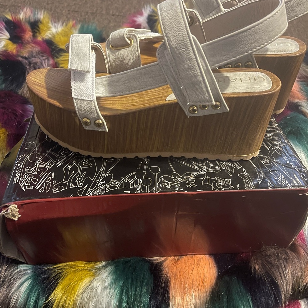Platform sandal , light grey with Velcro straps